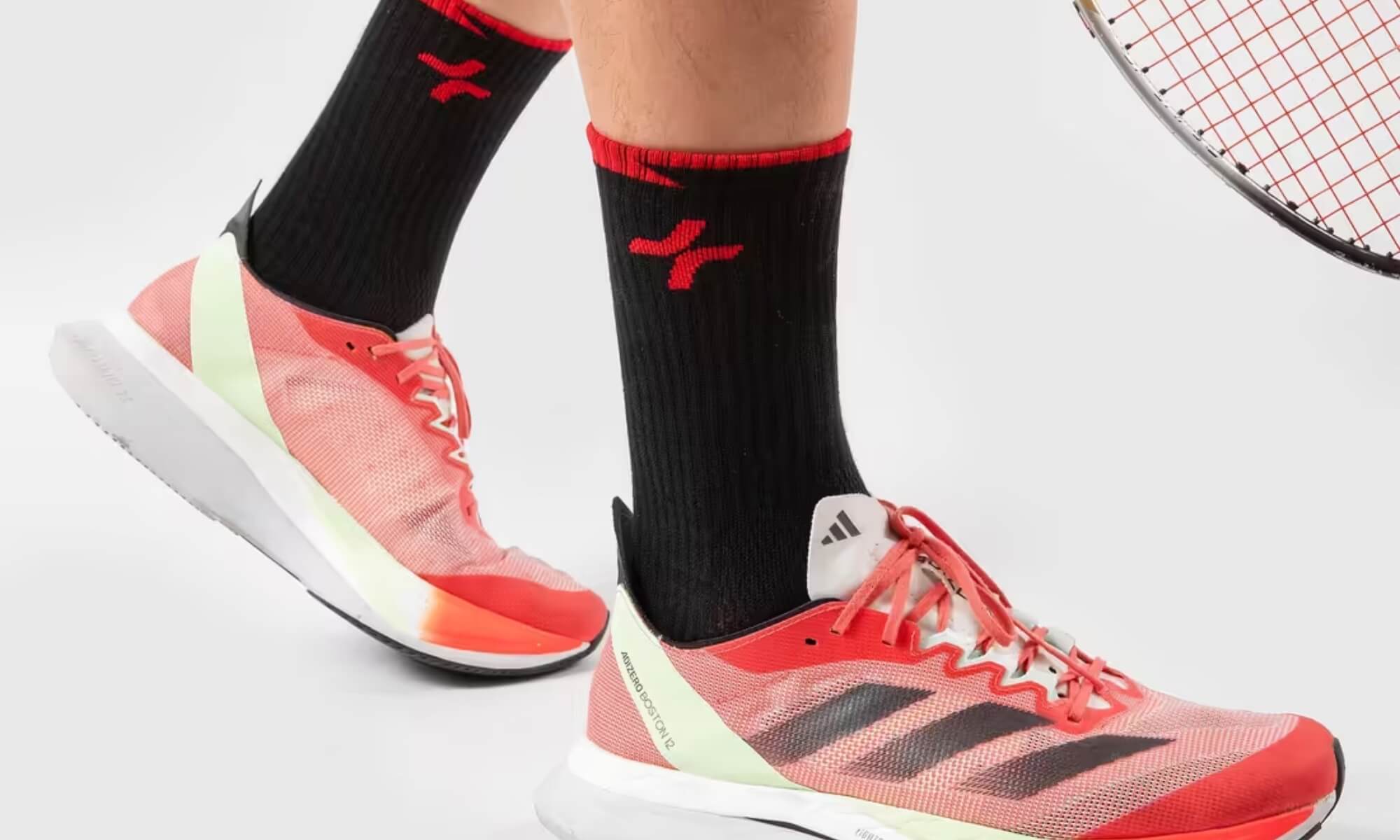 Chọn vớ thể thao cổ vừa, đệm lòng bàn chân êm ái, thoáng khí suốt buổi tập