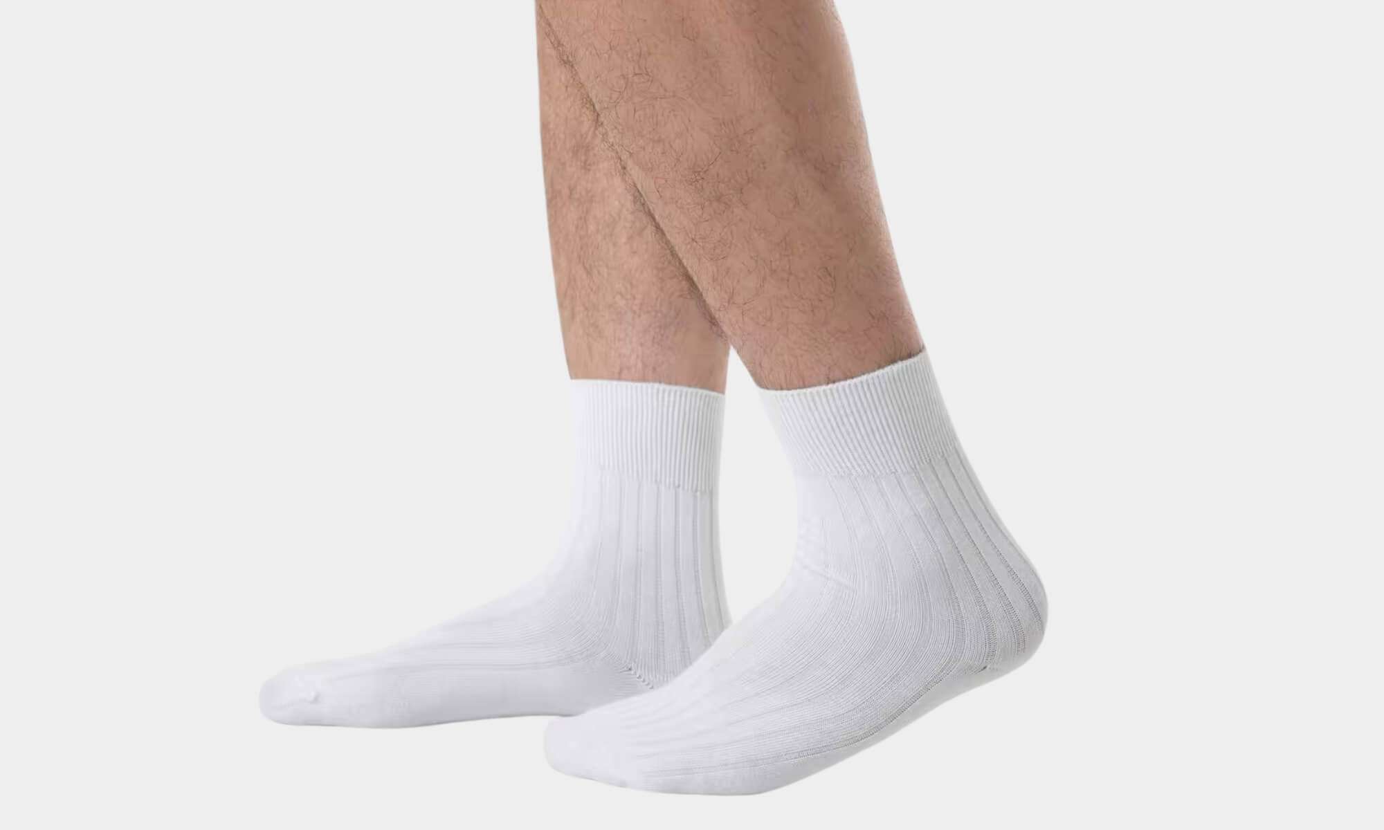 Tất cotton nam từ Coolmate với các lỗ dệt thoáng khí tinh xảo, mềm mại và độ dày dặn vừa phải