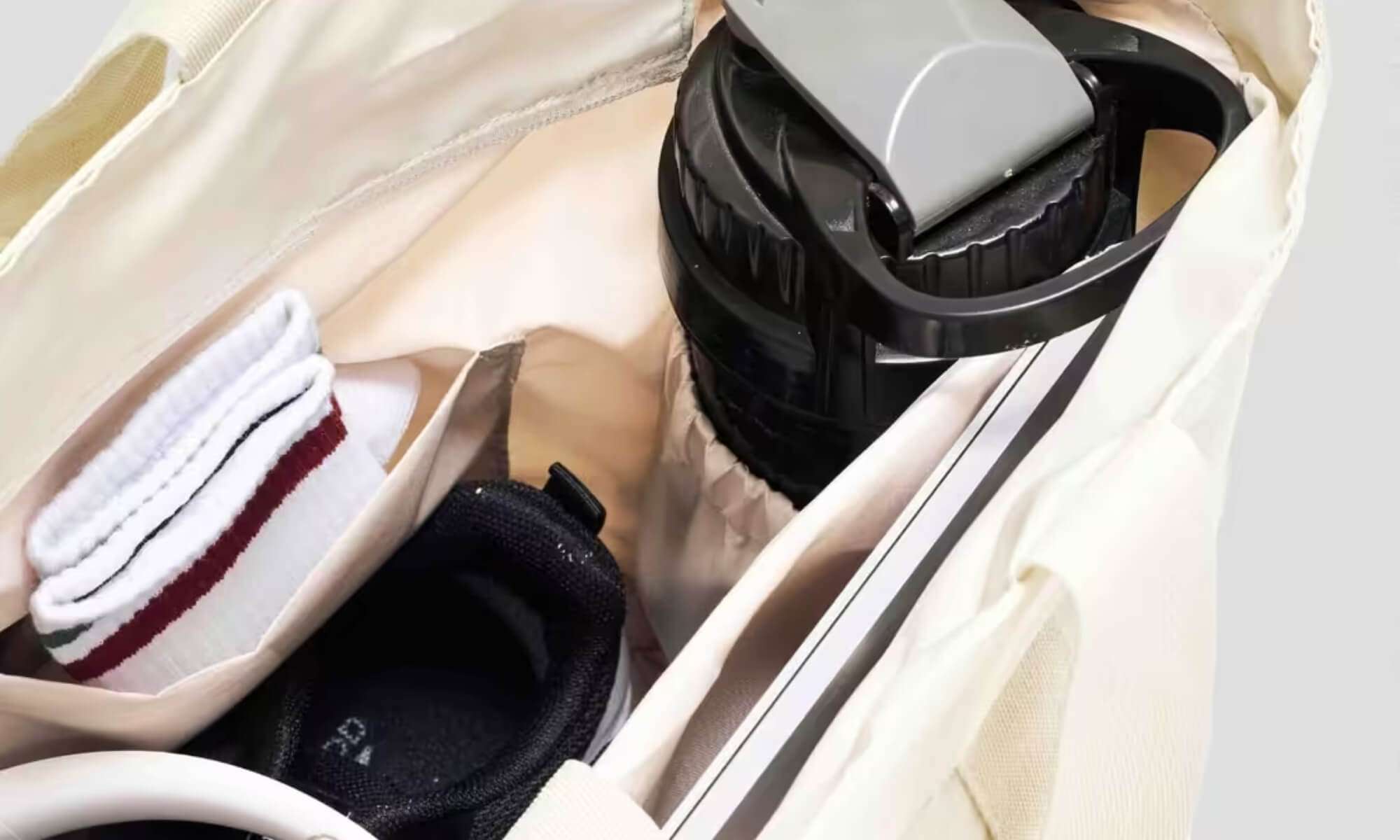 Túi thể thao từ Coolmate có hệ thống ngăn chia khoa học