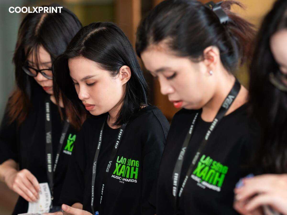 Nhân viên hậu đài Làn Sóng Xanh sử dụng thiết kế áo đồng phục từ CoolxPrint