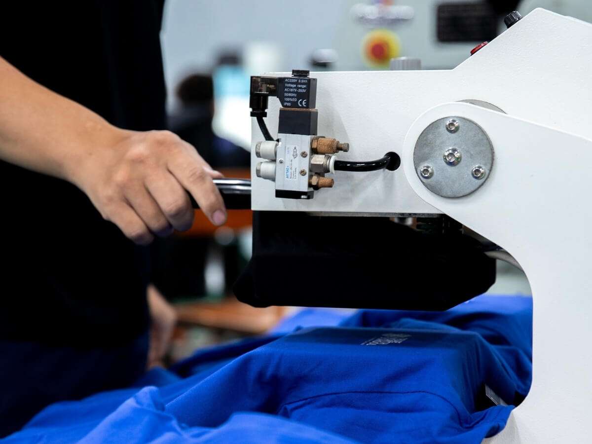 CXP by Coolmate sử dụng công nghệ in hiện đại cho logo bền màu, rõ nét