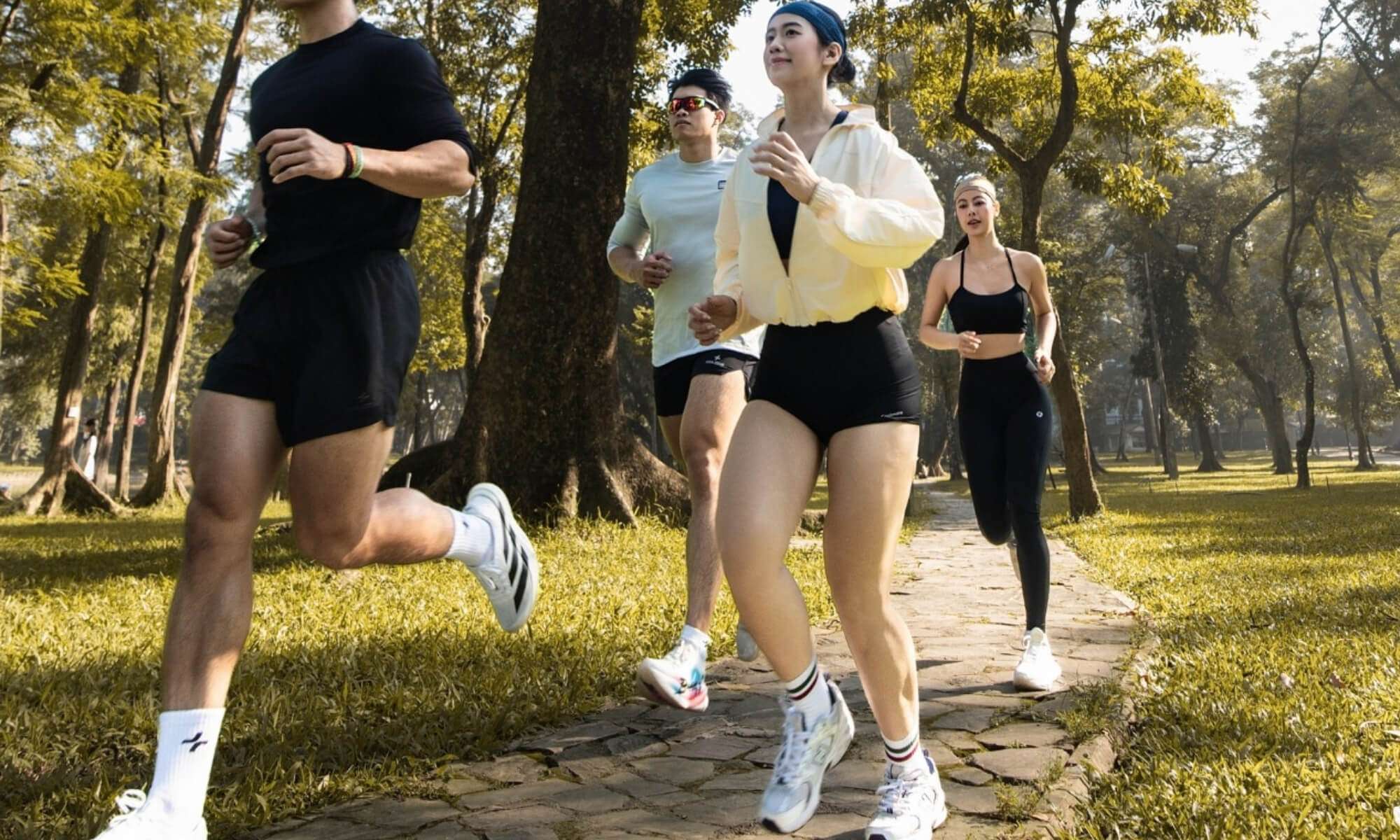 Đồng hành mọi cung đường cùng tất chạy bộ nam chuyên dụng từ Coolmate