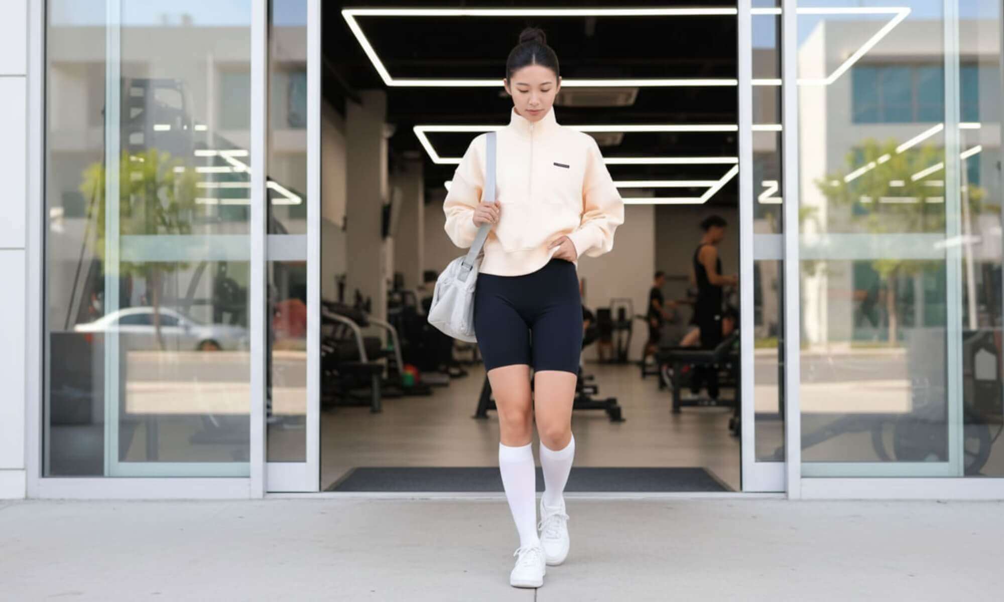 Áo Half Zip Oversized Nữ Studio với cổ cao giữ ấm, form rộng thoải mái, dễ phối đồ