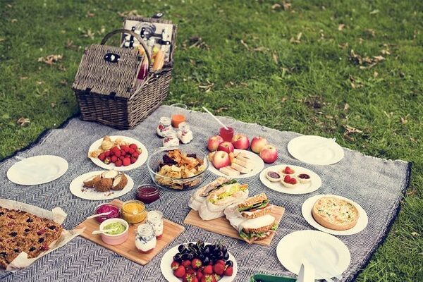 Chuẩn bị đồ ăn mang đi picnic gồm những món gì?
