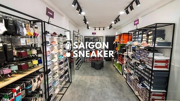 Không gian Sài Gòn Sneaker Store sáng sủa và ngăn nắp.