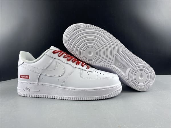 Mẫu giày all-white của Nike x Supreme có thể tự chọn dây giày đỏ in toàn bộ chữ Supreme