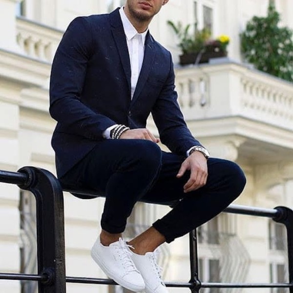 Phối giày Nike với bộ vest nam mang đến vẻ ngoài lịch lãm nhưng không kém phần trẻ trung