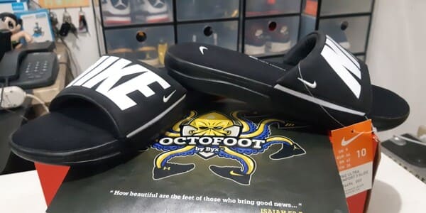 Dọc theo thân dép Nike Ultra Comfort có ký hiệu swoosh và dòng chữ Nike Comfort Footbed nổi bật