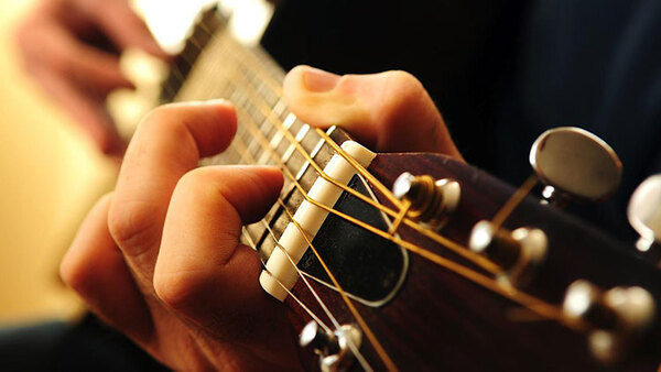 Trước khi mua đàn, điều đầu tiên người chơi cần làm là xác định rõ mục đích học tập guitar của mình là gì