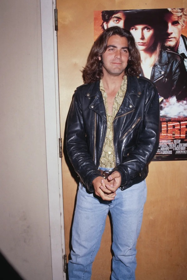 Diễn viên George Clooney diện áo gile và quần jeans