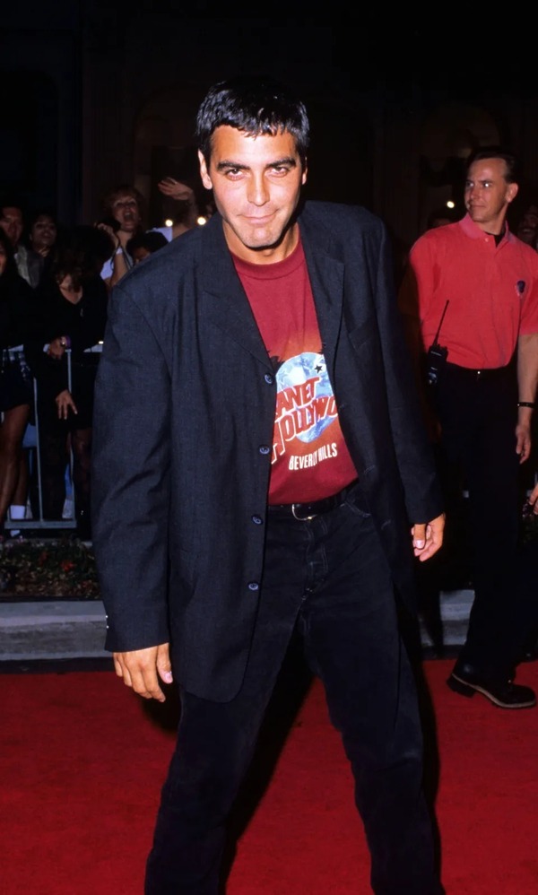 Diễn viên George Clooney quần jeans tím than cùng Blazer