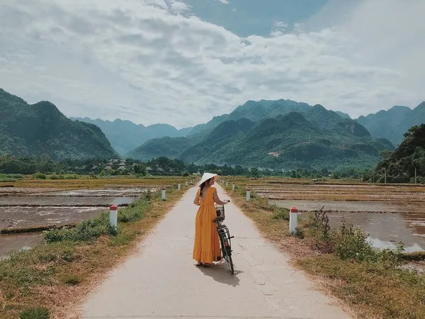 Mai Châu là một huyện miền núi nằm ở phía Tây Bắc tỉnh Hòa Bình.