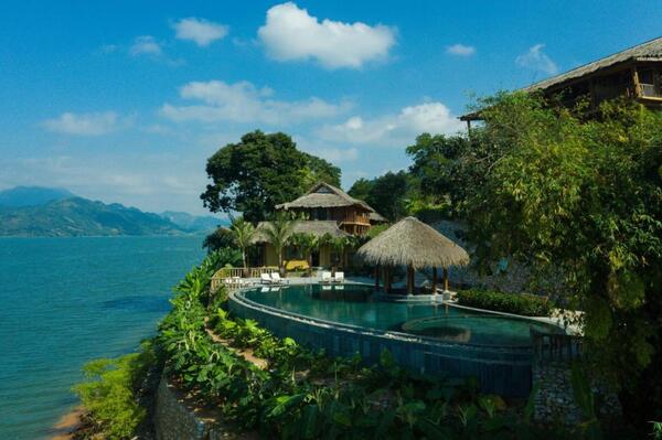 Mai Châu HideAway Resort có hồ bơi vô cực với view cực kỳ xịn sò