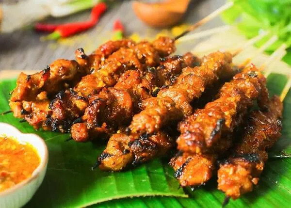Món thịt lợn Mường được thui thật vàng thơm và hấp dẫn
