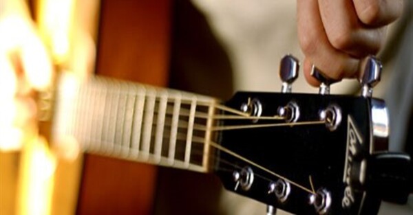 Lên dây đàn guitar đúng sẽ giúp người chơi đánh ra những giai điệu chuẩn với bài hát nhất