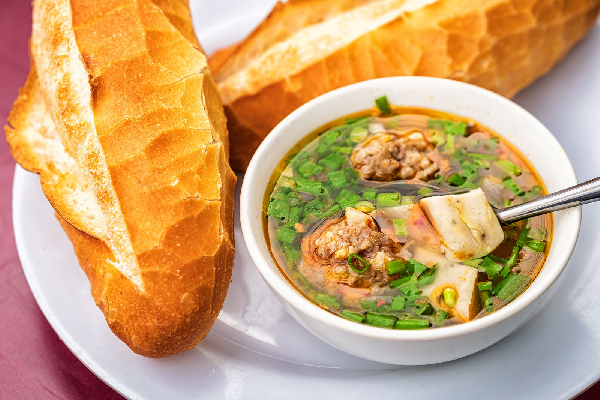 Bánh mì xíu mại Đà Lạt nóng hổi mời bạn ăn nha!