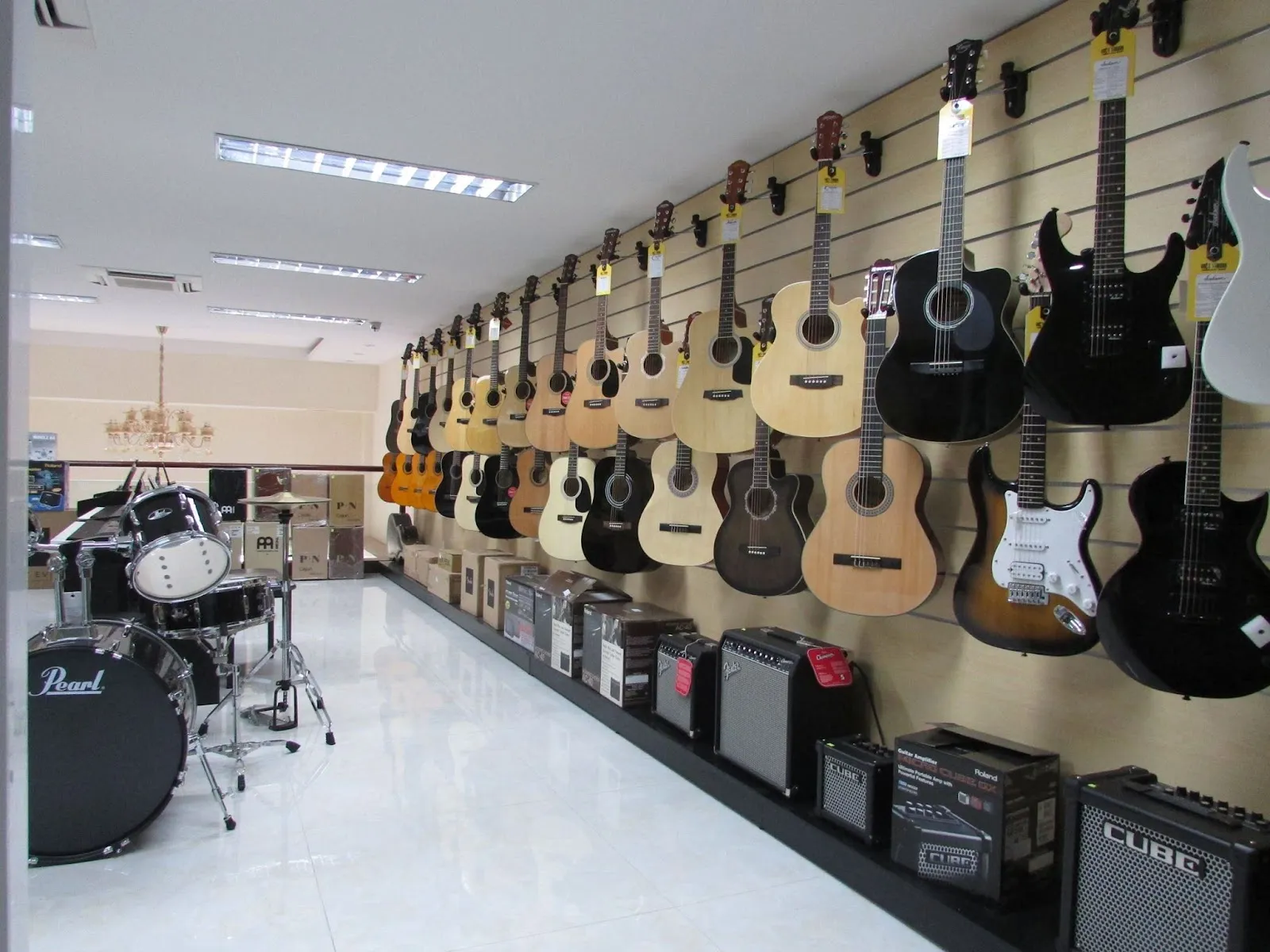 Việt Thanh - Địa điểm mua đàn guitar chất lượng tại TPHCM