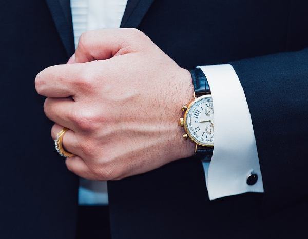 Đồng hồ là món trang sức bất di bất dịch đối với quý ông công sở