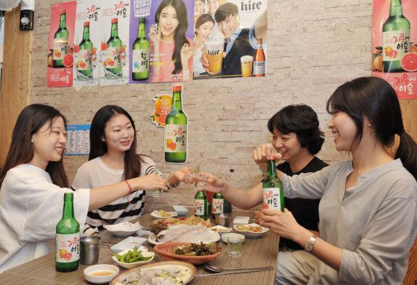 Hướng dẫn A-Z cách uống rượu Soju ngon đúng chuẩn Hàn Quốc