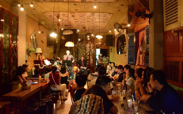 Nhặt Cafe là một quán cafe nghe nhạc Acoustic mang phong cách hoài cổ ấm cúng