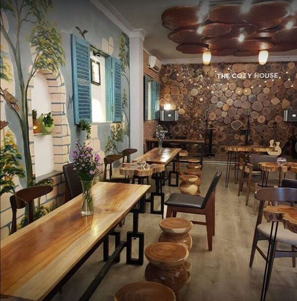 Không gian The Cozy House Coffee lấy tông màu trầm làm chủ đạo, được đầu tư cơ sở vật chất đầy đủ tiện nghi
