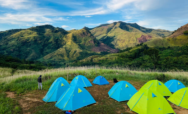 Bãi cắm trại trekking Tà Giang giữa thung lũng núi rừng
