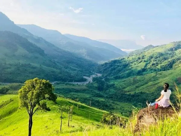 Khung cảnh núi non hùng vĩ nhìn từ cung đường trekking Tà Giang