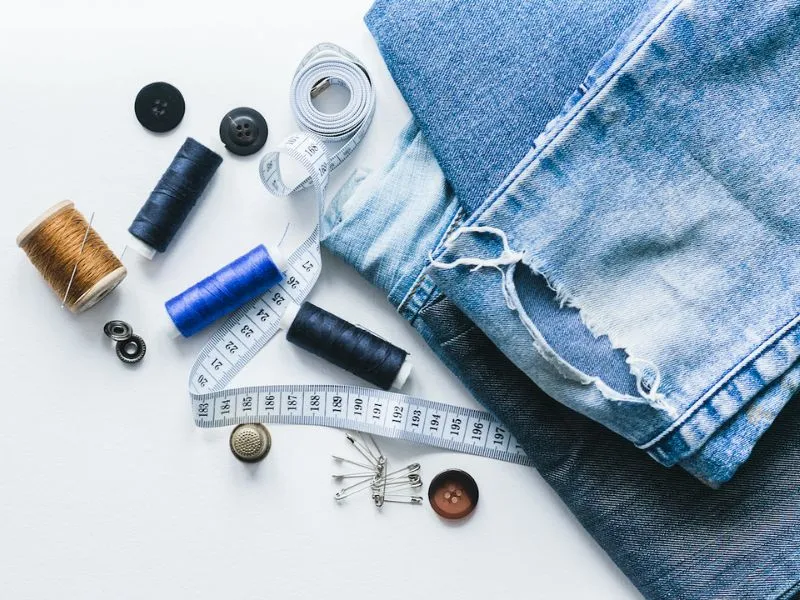 Nguyên liệu cần chuẩn bị: kéo, kim chỉ, nhíp, giấy nhám, quần jeans cũ, phấn, bút.