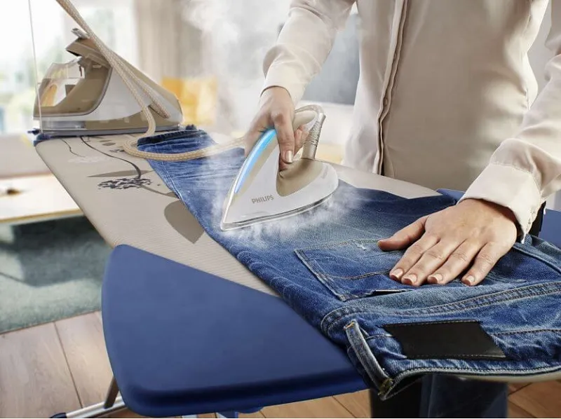 Là phẳng và chuẩn bị quần jeans trước khi cắt.