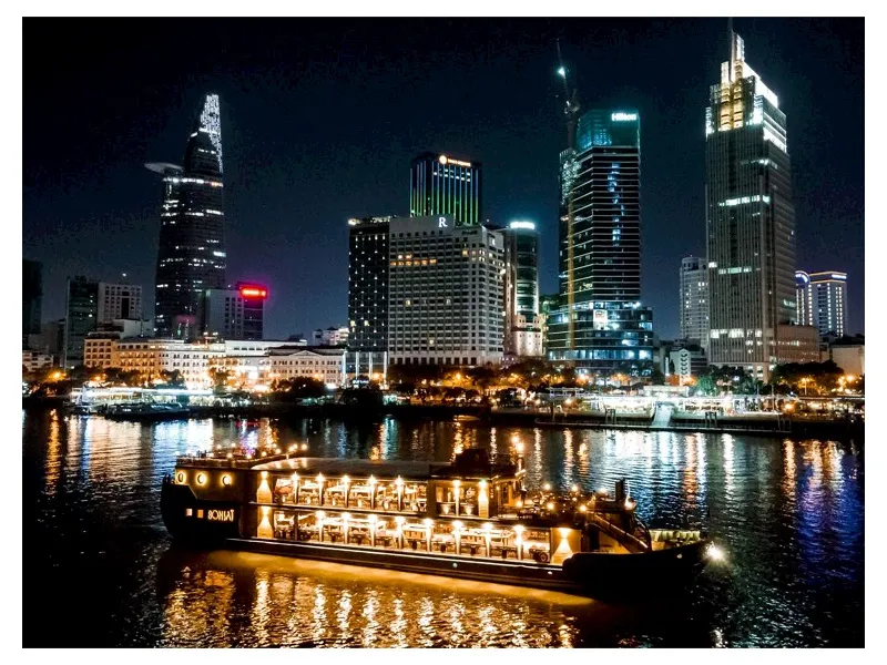 Nếu bạn muốn trải nghiệm những điều mới lạ thì đừng bỏ qua tour ăn tối Bonsai Dinner Cruise