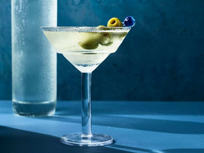 Có rất nhiều câu chuyện xoay quanh nguồn gốc thực sự của cocktail Martini