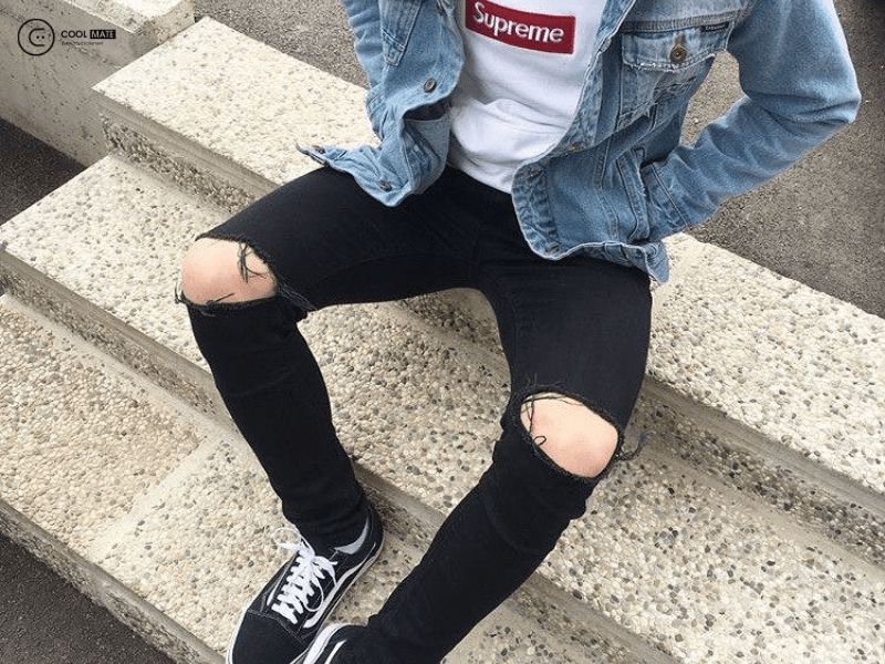 Áo hoodie trắng phối với quần jeans