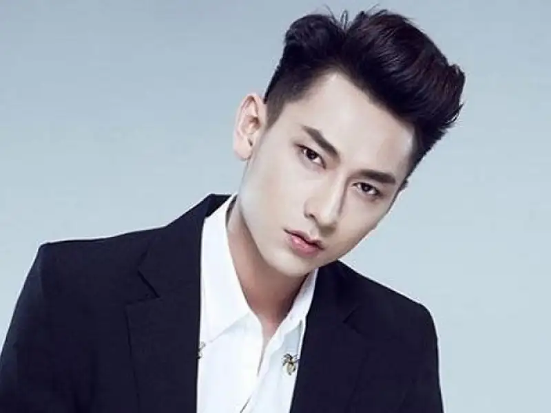 Tóc side part vuốt dựng