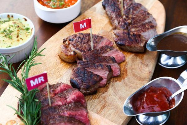 Thịt nướng BBQ đã sẵn sàng để thưởng thức