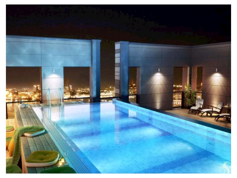 Bể bơi tại khách sạn La Belle Vie Hotel Hà Nội là một khu vực nghỉ dưỡng đẹp và tiện nghi