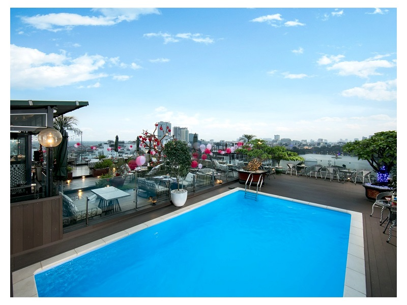 Bể bơi trên nóc nhà ở Hà Nội Rex là một trong số ít các dịch vụ đạt tiêu chuẩn 5 sao chất lượng