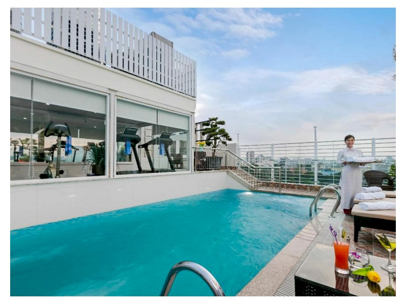 Bể bơi tại Silk Queen Hotel được chứng nhận đạt chuẩn 3 sao với hệ thống xử lý nước tiên tiến