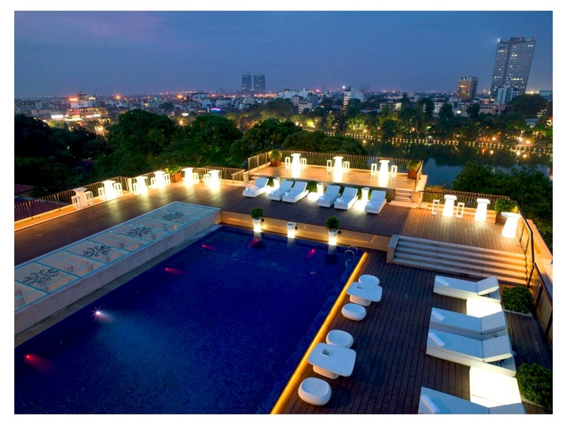 Bể bơi Apricot Hotel là nơi cao cấp bậc nhất, được thiết kế theo phong cách Châu Âu hiện đại