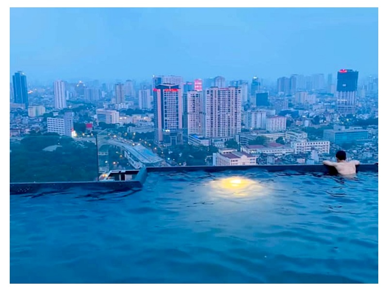 Bể bơi Dolce Hanoi Golden Lake gây ấn tượng với thiết kế dát vàng 24K toàn bộ thành bể