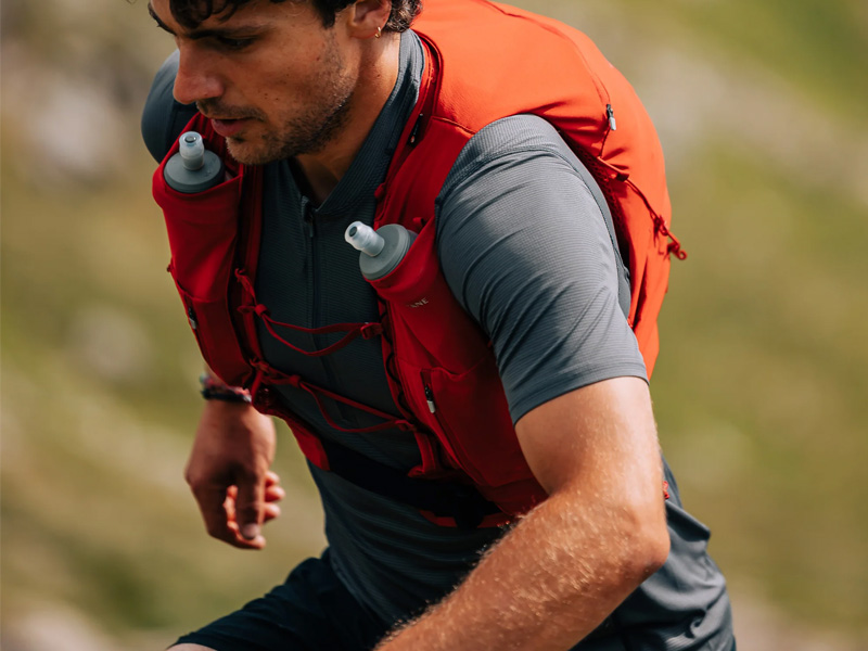 Vest nước chạy bộ giúp runner mang theo các vật dụng dễ dàng hơn