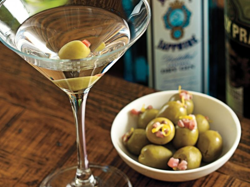 Trái olive sẽ khiến chi ly Martini trở nên đẹp mắt và có vị mặn nhẹ nhàng nơi đầu lưỡi