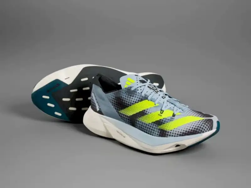 Một sản phẩm khác cũng đang thống trị trong các giải chạy chính là Adidas Adizero Adios 3