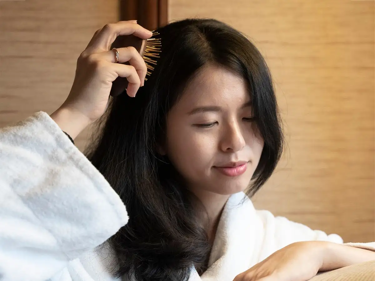 Dầu xả giúp tóc mềm mượt và dễ vào nếp, đồng thời giảm tình trạng rối tóc