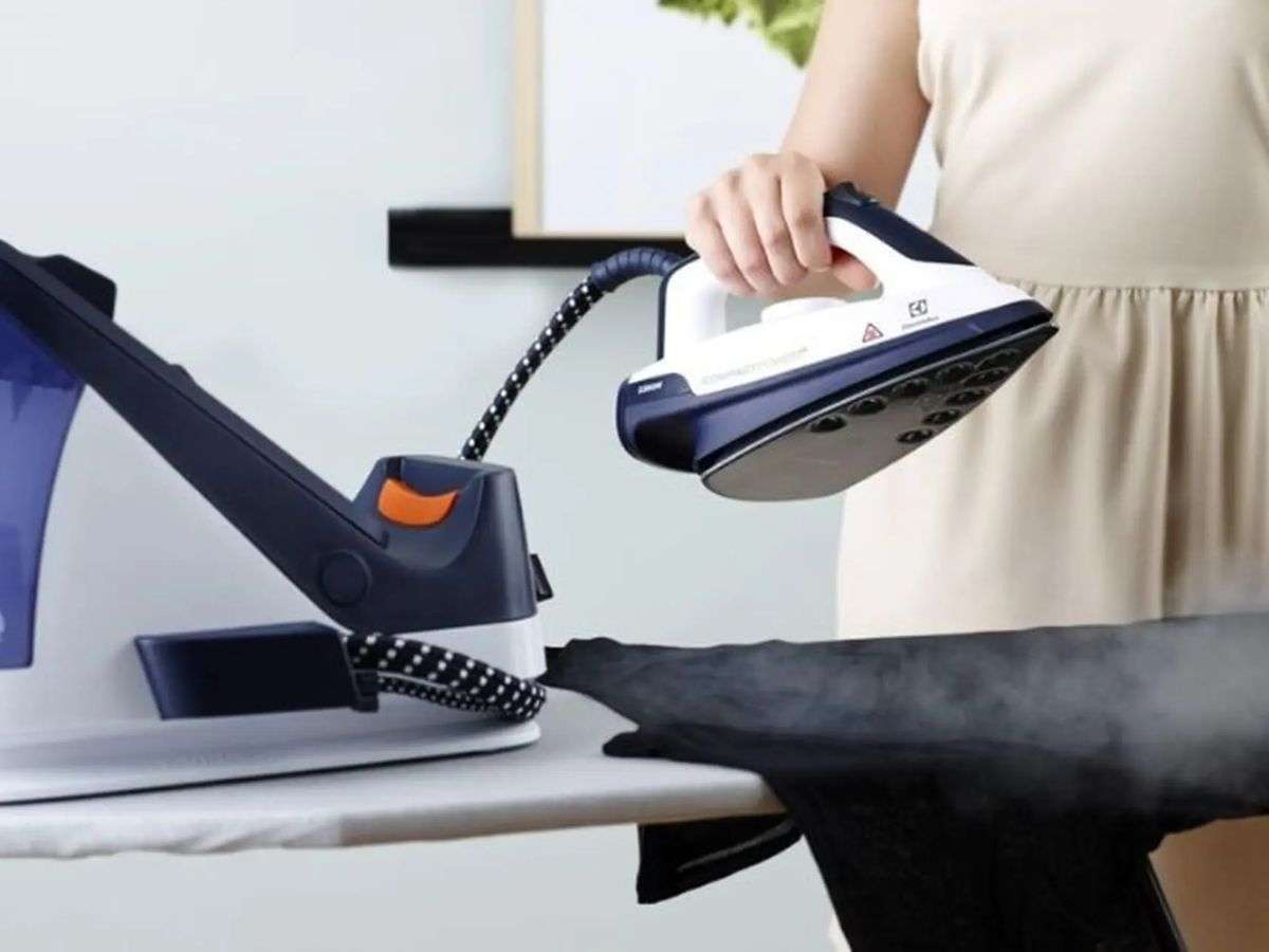 Bàn là hơi nước cũng là lựa chọn tiện lợi để làm phẳng các nếp nhăn mà không gây hại cho chất liệu