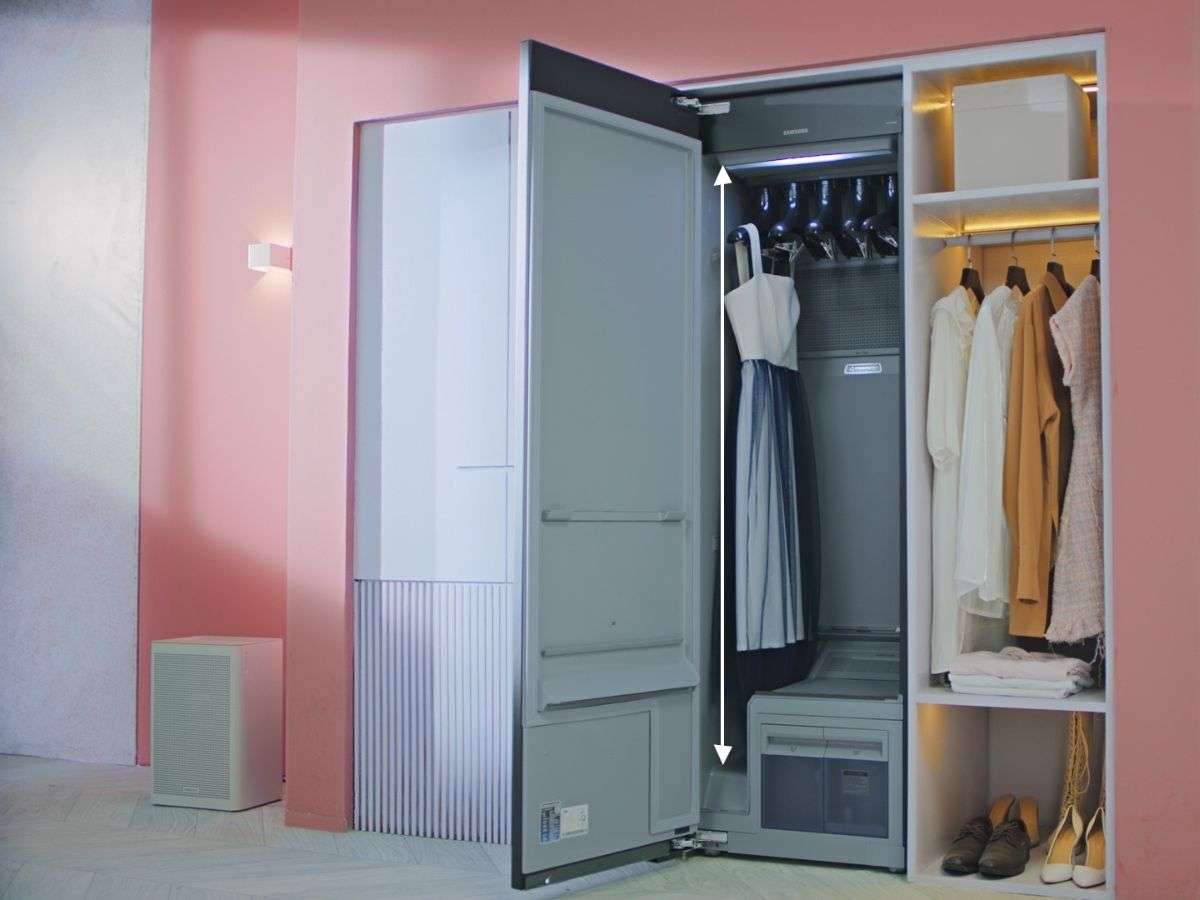 Váy làm từ vải dệt thoi như cotton, lụa, voan nên được treo bằng móc để giữ phom dáng