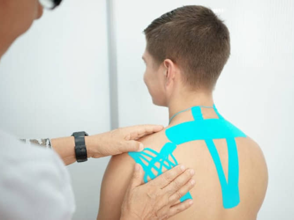 Băng dán cơ được sử dụng để điều trị đau cả về thể chất lẫn tinh thần
