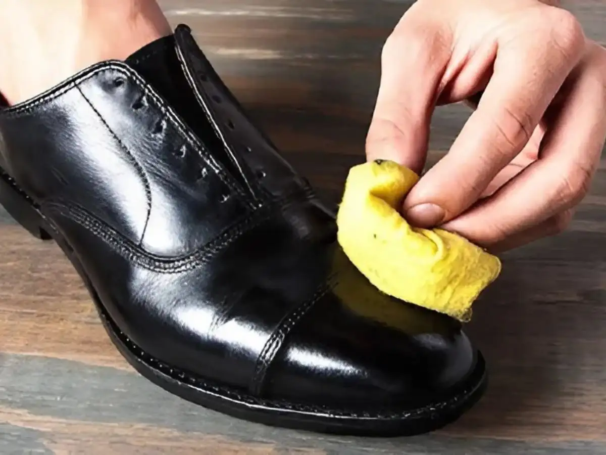 Giày da thật có sợ nước không? Cách xử lý khi bị ướt?