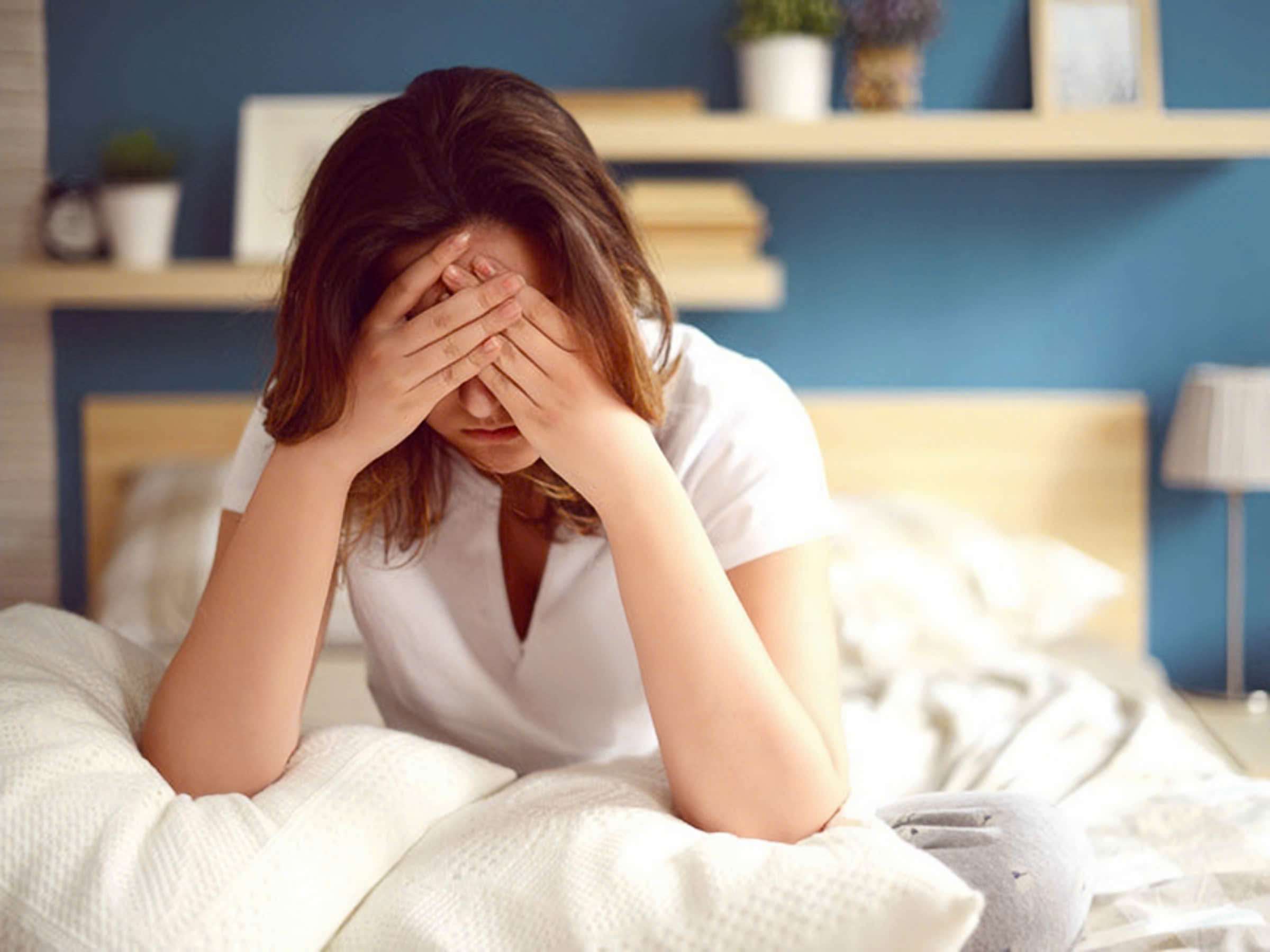  Cơ thể thiếu năng lượng trầm trọng sẽ khiến bạn luôn trong trạng thái uể oải, kiệt sức, ...