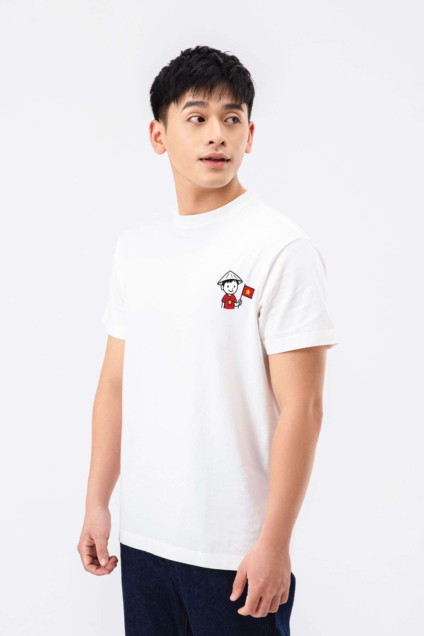 Áo thun Relaxed Fit in Bé trai cầm cờ