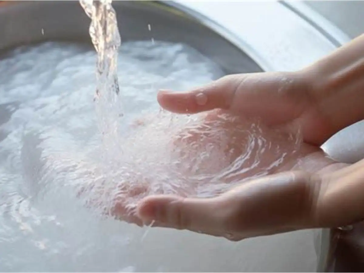 Nên giặt bó gối bằng tay với nước lạnh và xà phòng nhẹ
